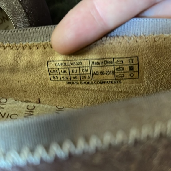 Vionic flats. No insoles. Shimmery lilac color. Pretty. Size 8.5 - Picture 4 of 8